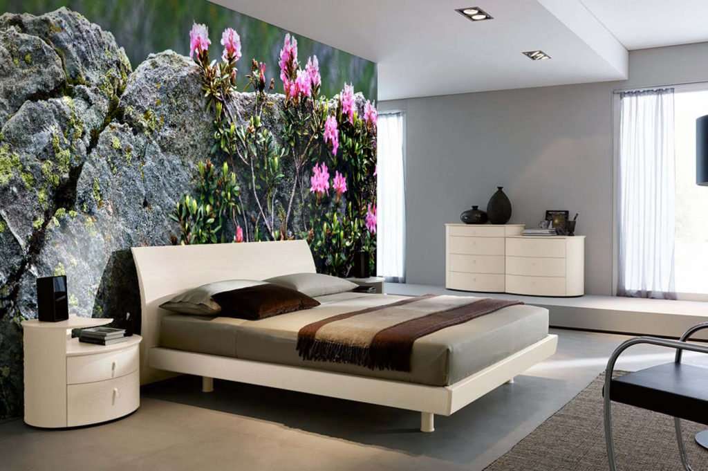 Camera da letto con foto rododendri su parete