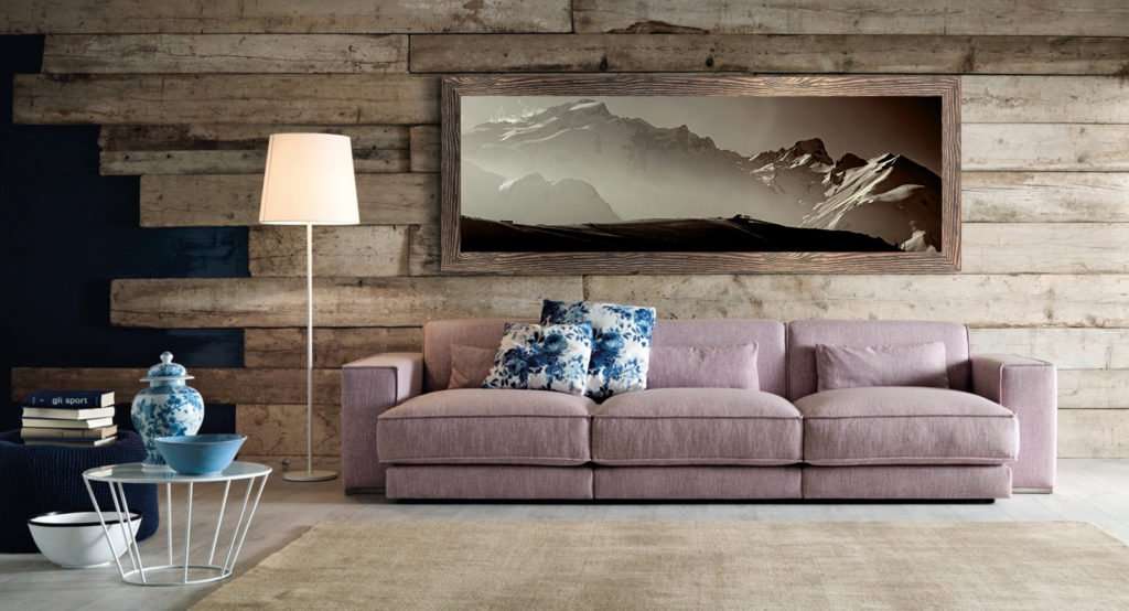Salotto con fotografia di montagna con cornice in legno